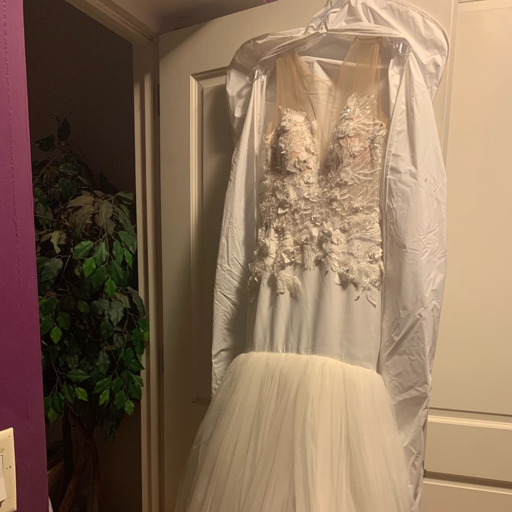 Italian inspired embroidery wedding gown with Crystal!Serious inquiries only!